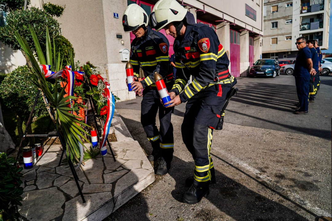 U Šibeniku položeni vijenci za poginule vatrogasce