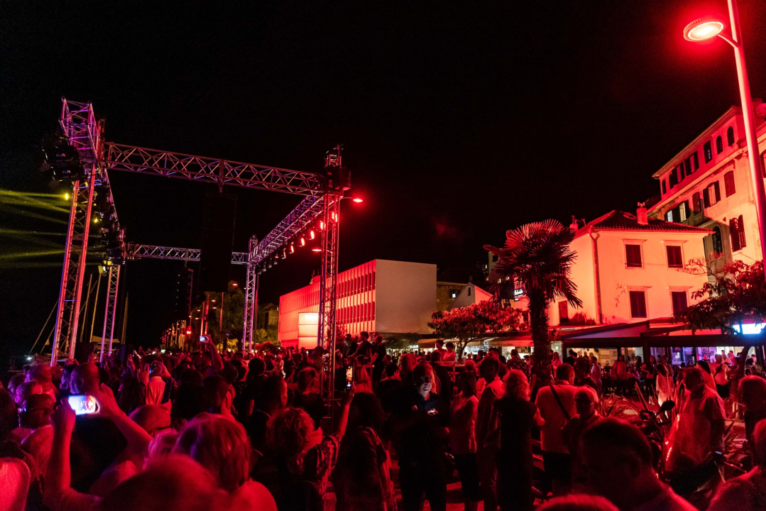 'Light is Life' upozorio na iskorištavanje planeta Zemlje: Šibenik obojan u crveno, a 4 tenora dali glazbeni doprinos