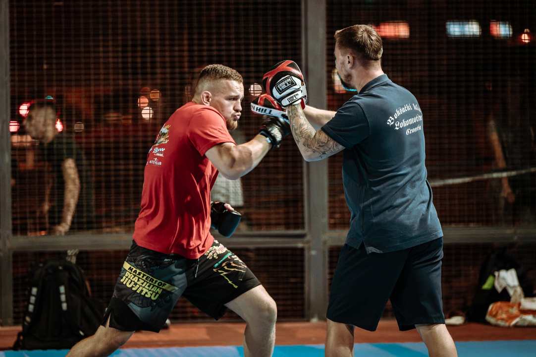 Funcuti bakljadom podržali Franu Vukovića na otvorenom treningu uoči borbe za naslov