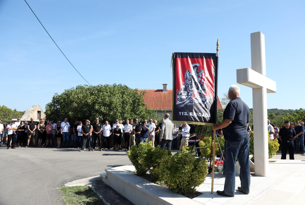 Obiljezavanje 32. obljetnice Rujanskog rata: Na spomen križu na Velikoj Glavi položeni vijenci i upaljene svijeće