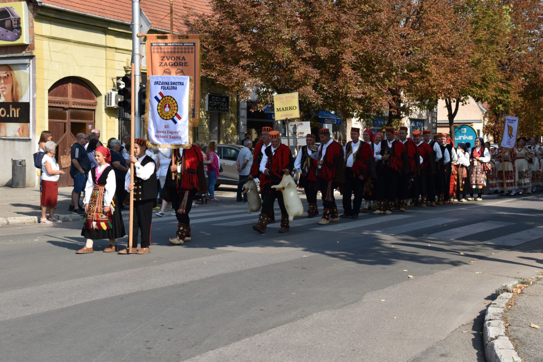 KUU Zvona Zagore na Vinkovačkim jesenima: Biralica uz diple, ojkavica, treskavica i kola po naški