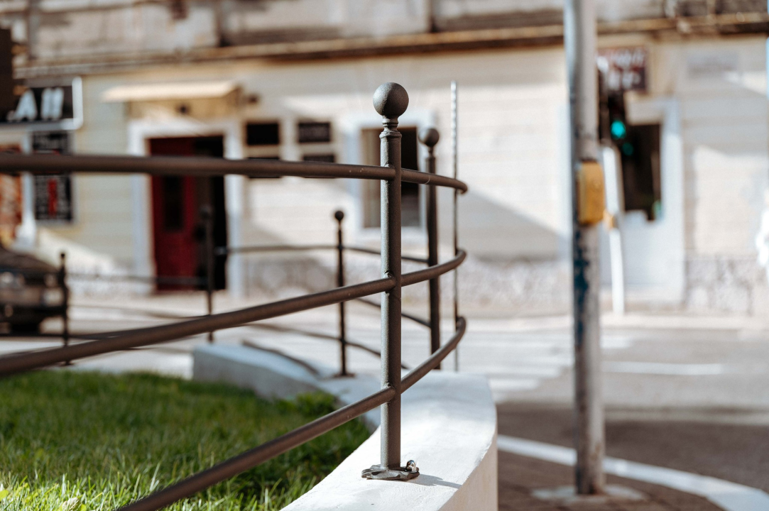 Zgrada suda i travnjaci od jutros u potpunosti opasani ogradom: Teško će se više tamo šetati kućni ljubimci 