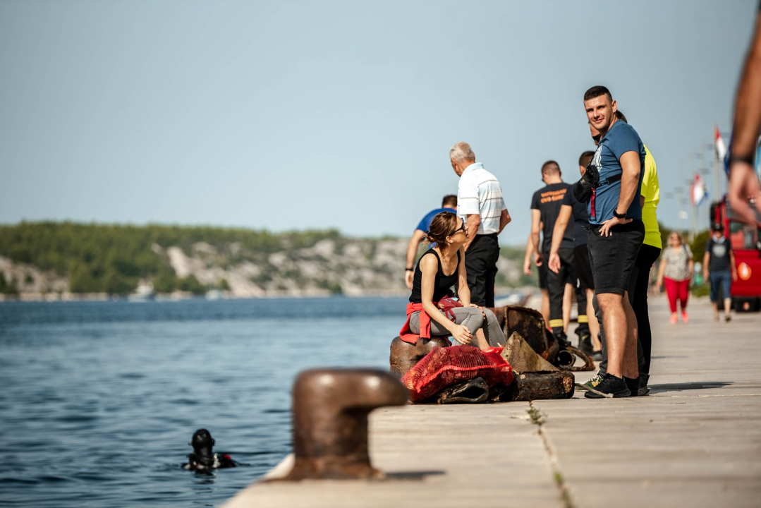 Jutros povodom Dana grada čišćeno podmorje šibenske rive: Među puno smeća pronađena pa deaktivirana ručna bomba