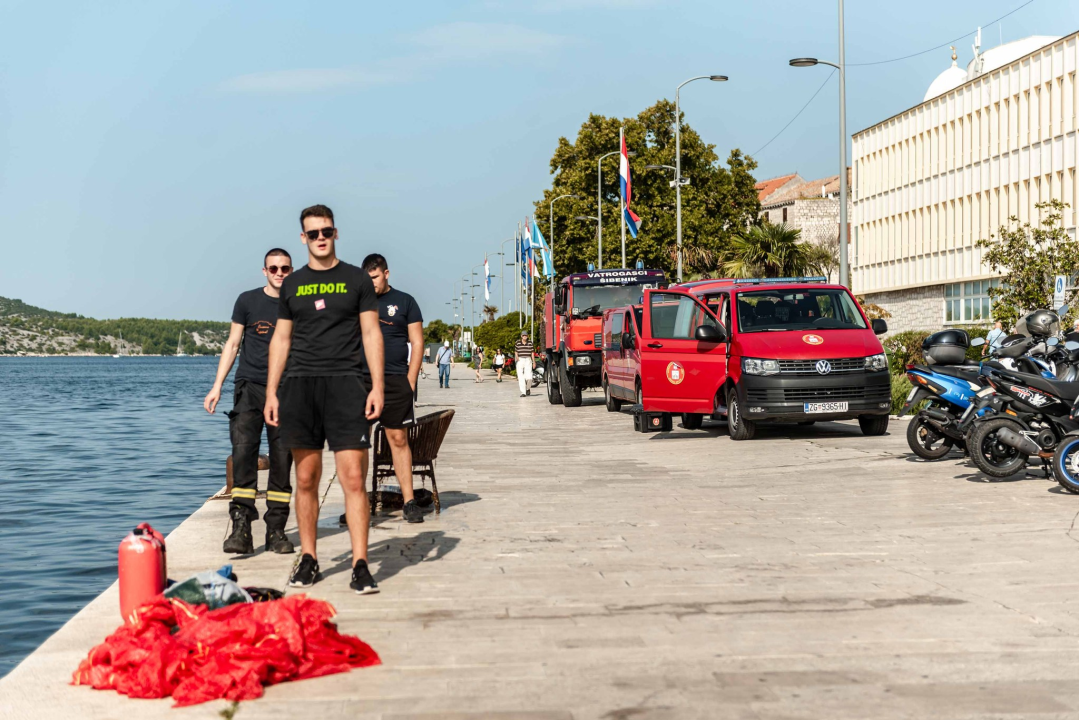 Jutros povodom Dana grada čišćeno podmorje šibenske rive: Među puno smeća pronađena pa deaktivirana ručna bomba