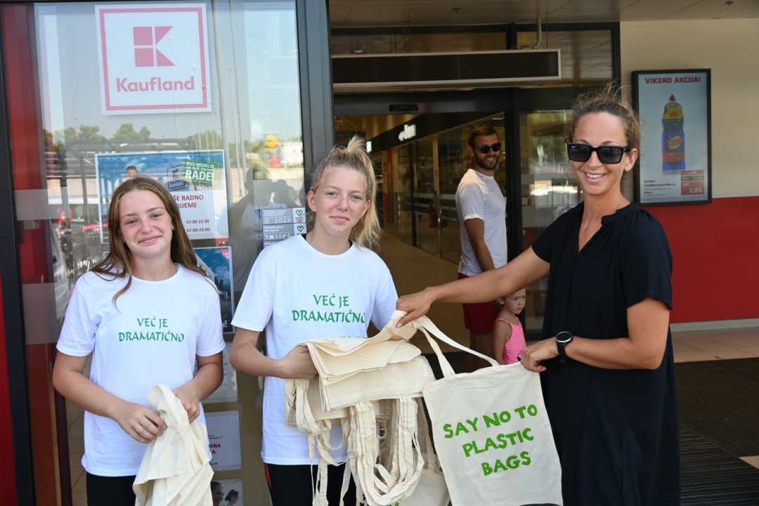 Podjelom platnenih vrećica završen prvi dio kampanje 'Već je dramatično - izbacimo plastično'