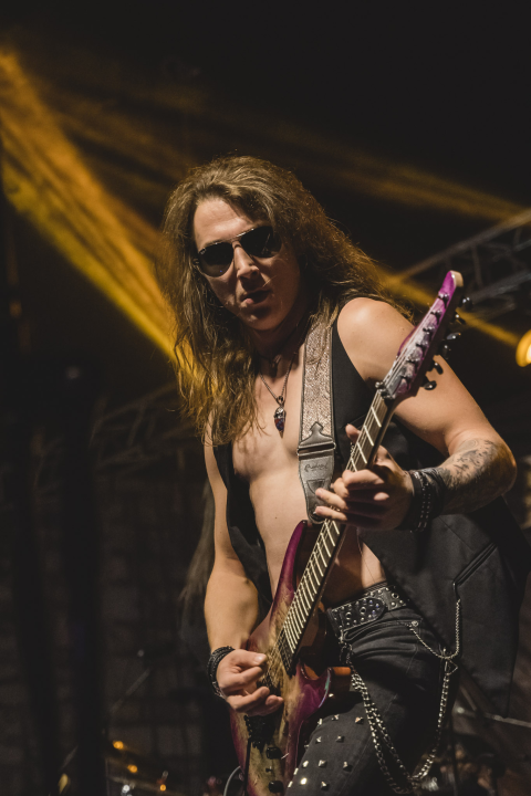 Dino Jelusić zatvorio ‘Bablje ljeto’ u Šibeniku, pogledajte atmosferu s koncerta