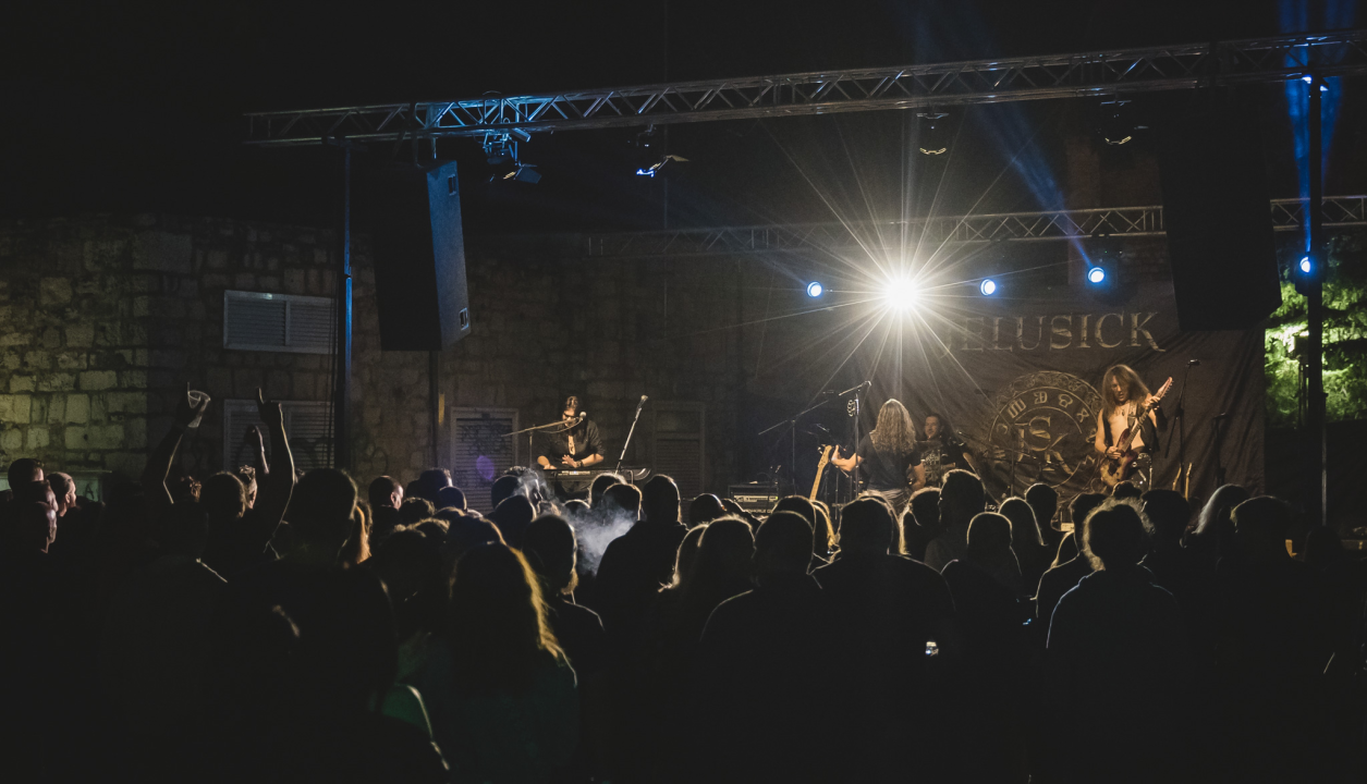 Dino Jelusić zatvorio ‘Bablje ljeto’ u Šibeniku, pogledajte atmosferu s koncerta