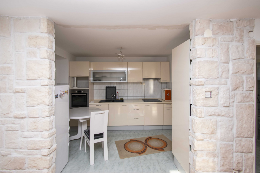 Prodaje se prostran stan u centru grada s parkingom! 