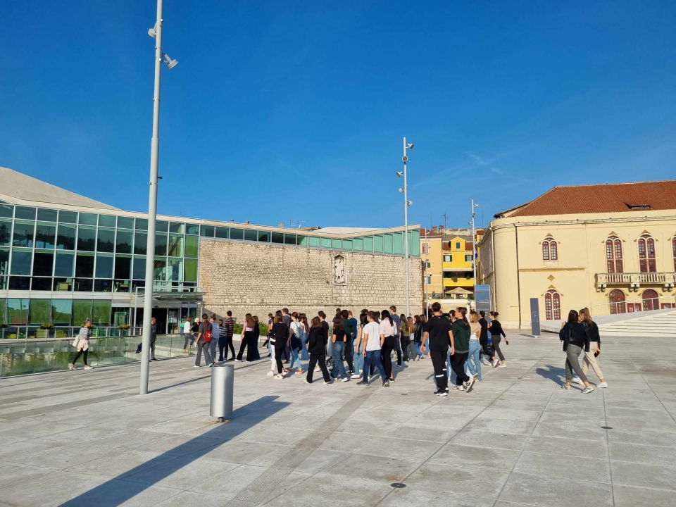 Šibenski gimnazijalci edukativnom šetnjom kroz grad obilježili Svjetski dan pješačenja 