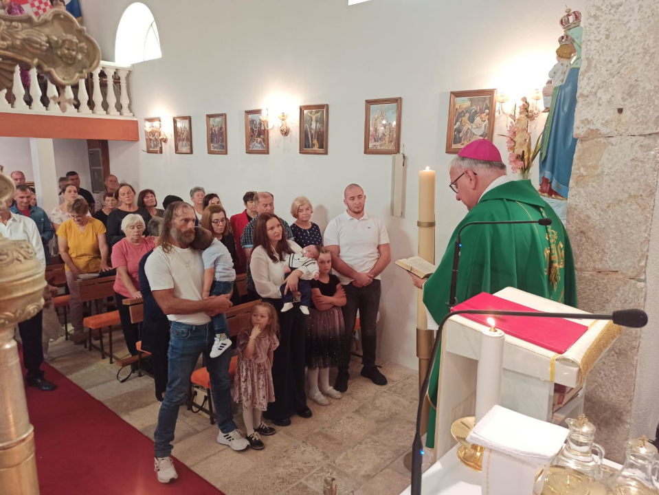 Biskup Rogić krstio šesto dijete obitelji Bačić