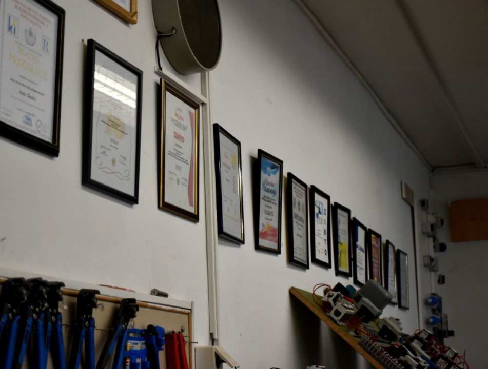 Jelić kod mladih inovatora iz Knina koji su solarnim automobilom osvojili prvo mjesto