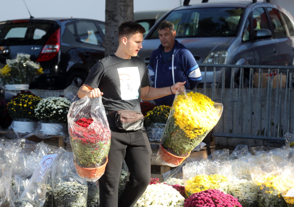 Počela prodaja cvijeća povodom Svih svetih: Na Vidicima parkiralište osvanulo u šarenom izdanju 