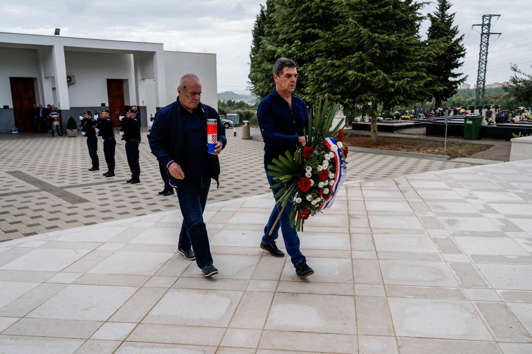 Predstavnici Grada i Županije položili vijence i zapalili svijeće na Kvanju