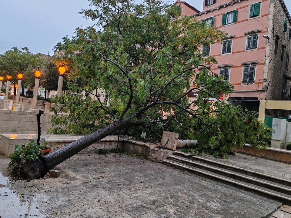 Olujni vjetar napravio kaos po gradu: Srušen rasvjetni stup na Starom pazaru, motori 'polegli' na Baldekinu...