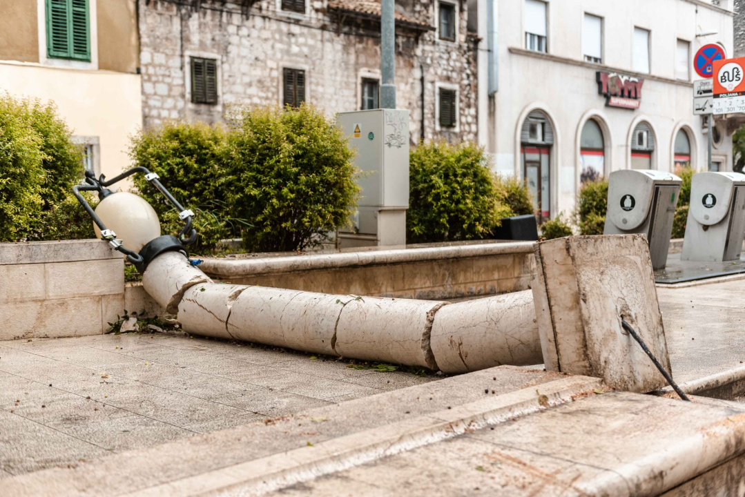 Olujni vjetar napravio kaos po gradu: Srušen rasvjetni stup na Starom pazaru, motori 'polegli' na Baldekinu...
