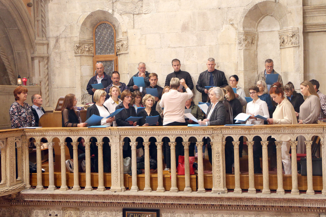 Biskup Rogić predvodio misu za preminule biskupe, svećenike i redovnice