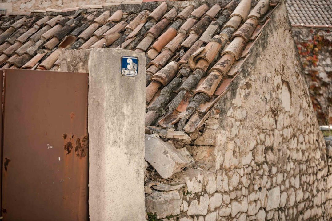 Izvučen kamion koji je zapeo u ulici iza Fine: Oštetio reklame i fasade