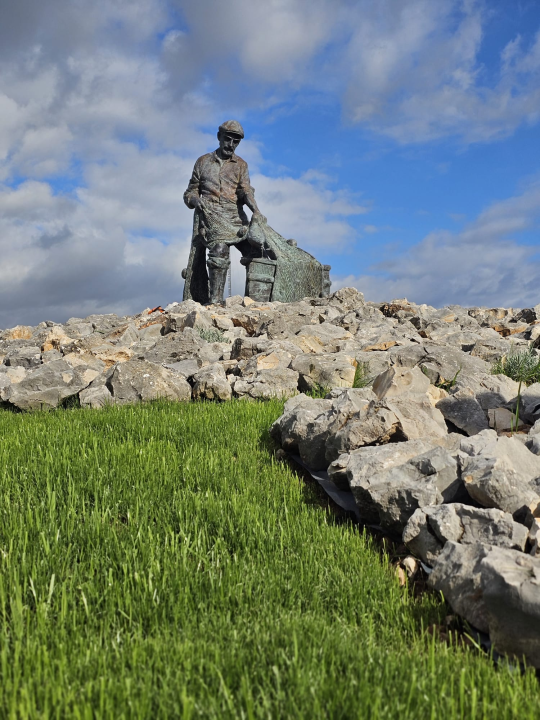 Tribunjci spomenikom odali počast ribaru i težaku