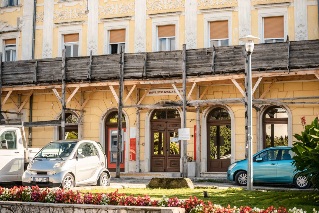 Palača Iljadica-Grbešić i dalje žudi za obnovom, župan Jelić: 'Ima veliki turistički potencijal, šteta je da se koristi za administraciju'