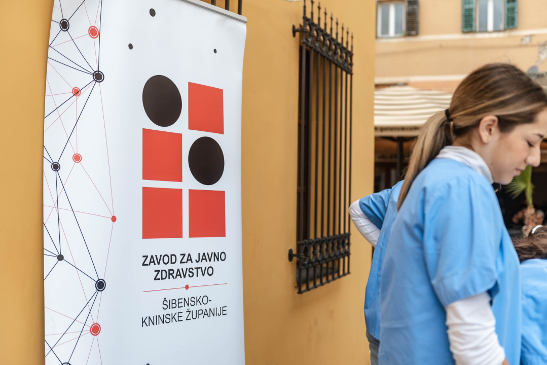 Međunarodni dan šećerne bolesti: Učenice Medicinske škole mjerile Šibenčanima šećer u krvi