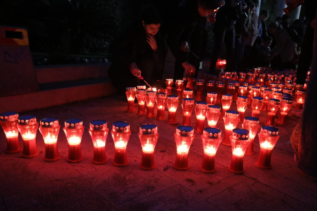 Ispred gradske uprave zapaljene svijeće u spomen žrtvama Domovinskog rata te Vukovaru i Škabrnji