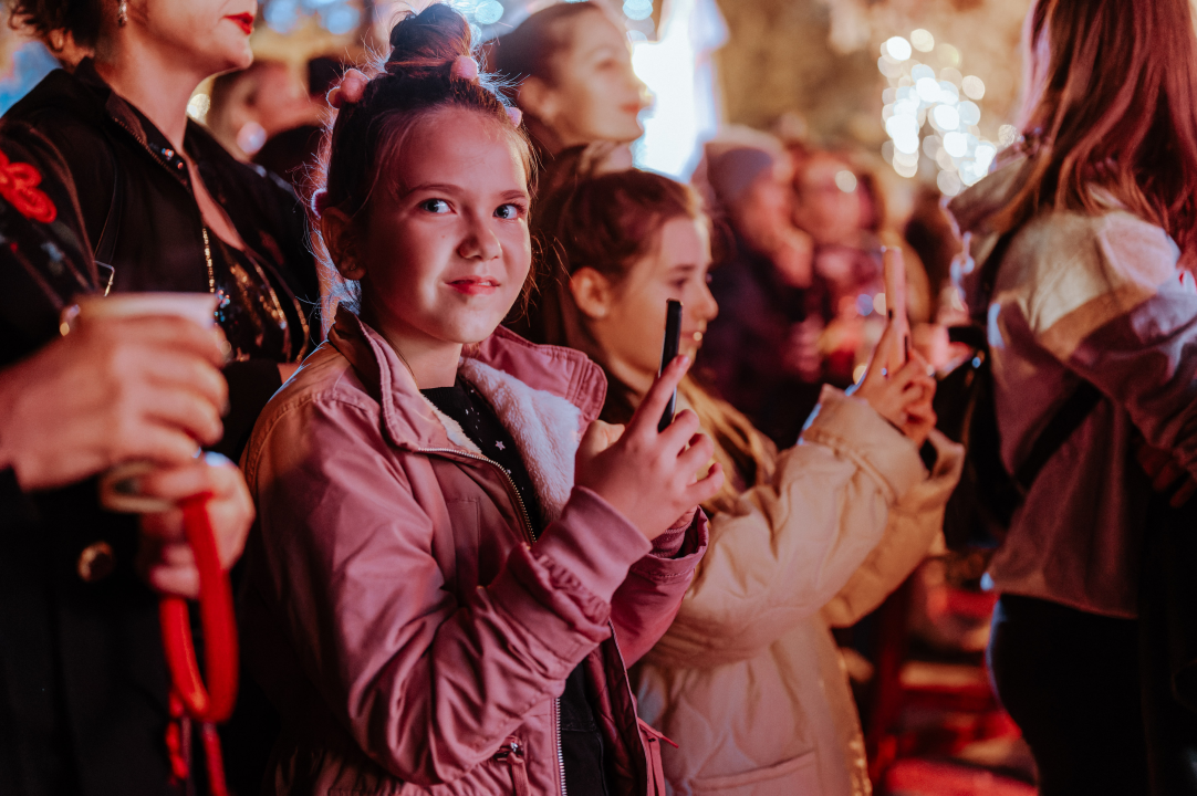 Matija Cvek u prepunom đardinu otvorio Adventuru, već sutra dva nova koncerta