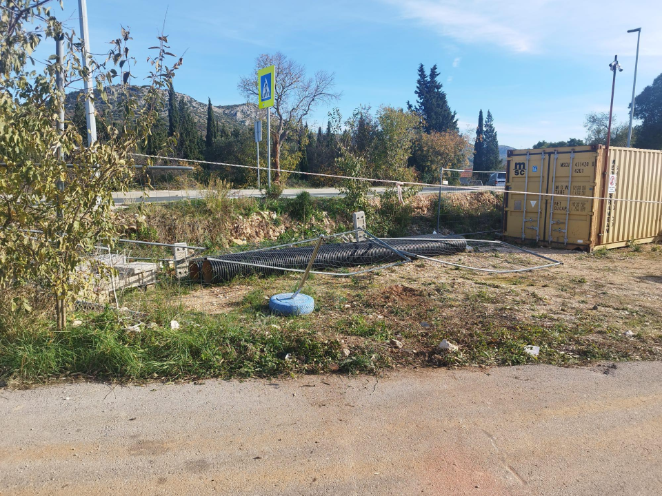 Vozačica u Ražinama udarila u vozilo ispred, sletjela s ceste, probila ogradu i završila u zidu kuće