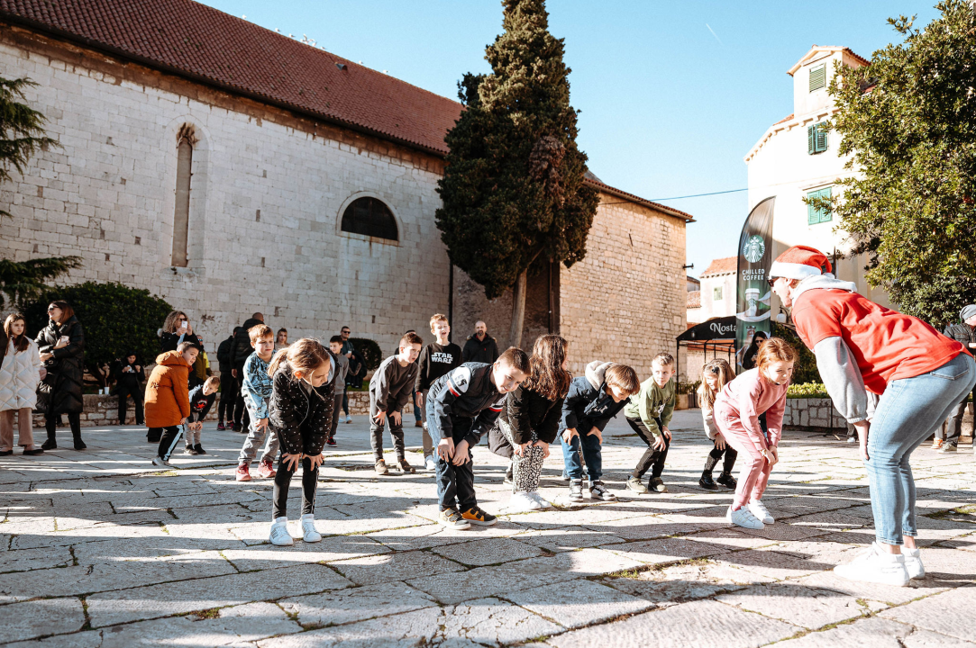 Na Outdoor Adventurici sport, zabavne igre i zanimljivi zadaci