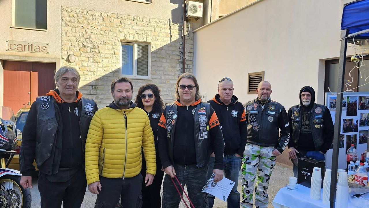 Moto klub Adventure Šibenik ispred pučke kuhinje spremio gozbu za potrebite 