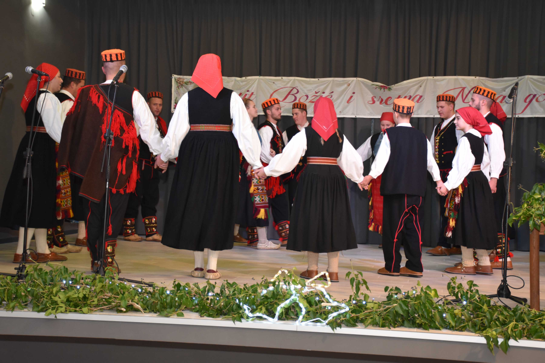 U Unešiću održan božićno-novogodišnji program 'Geni, geni kameni'