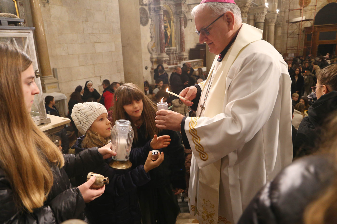 Katolički skauti u Šibenik donijeli Betlehemsko svjetlo