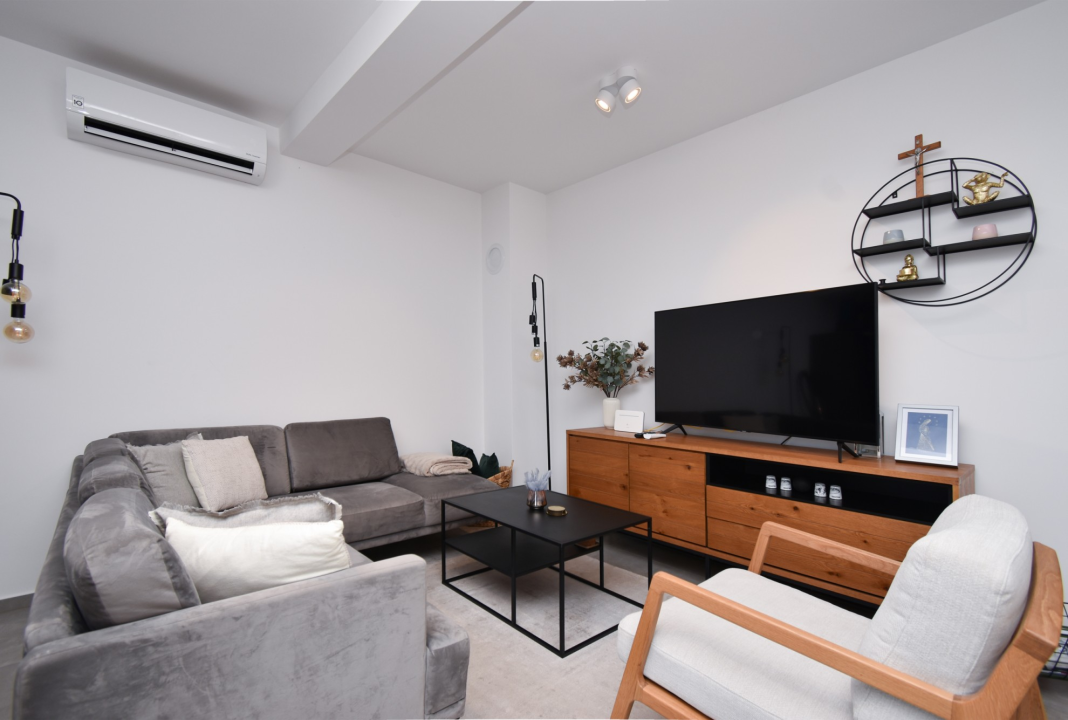 Prodaje se moderno opremljen stan na Brodarici u blizini mora! 