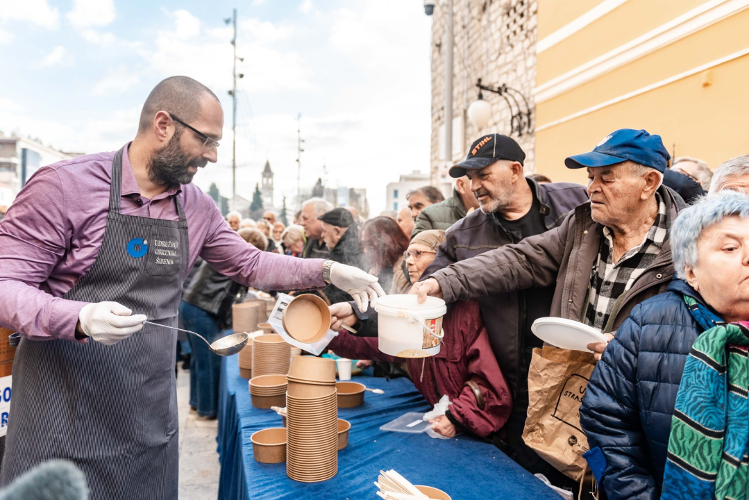Kod kazališta podijeljeno tisuću porcija bakalara iz mega-teće: Ove godine nije bilo ni stampeda 