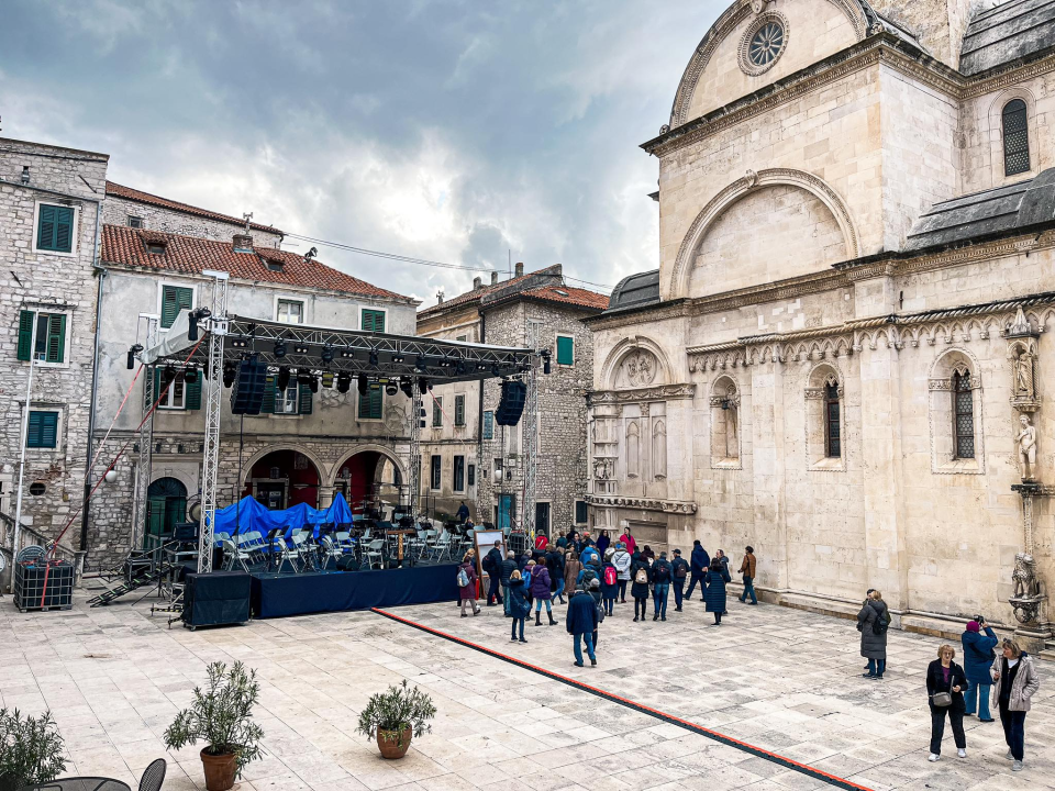 U tijeku završne pripreme: Pozornica kod Katedrale spremna za Parova Stelara i Stereo MC's 