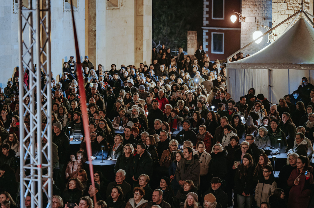 Koncert kod katedrale: Glazba svirala, Kolo pjevalo, Šibenčani uživali