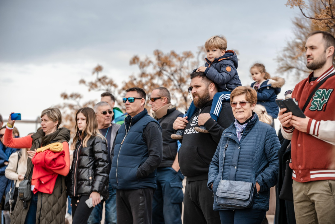 Šibenčani u retro kostimima zaplivali na Banju i obilježili 180 godina turizma u gradu