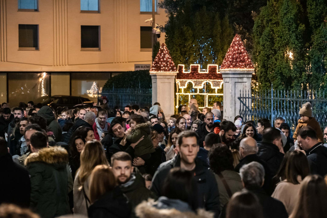 Lampioni  dobrih želja obasjali nebo iznad Šibenika