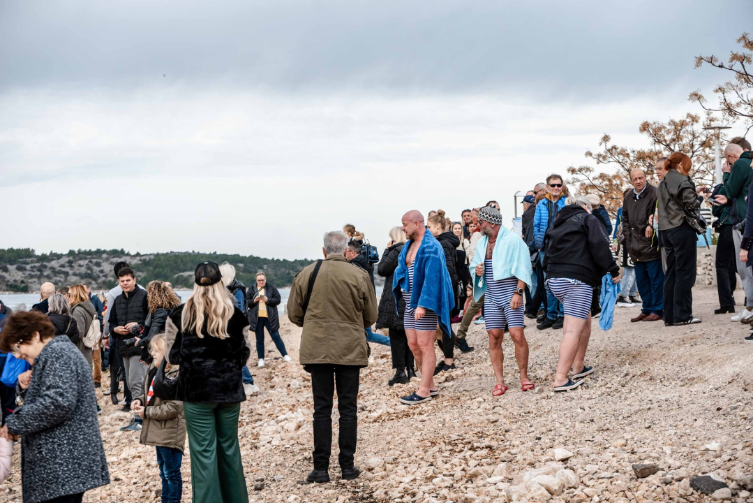 Šibenčani u retro kostimima zaplivali na Banju i obilježili 180 godina turizma u gradu