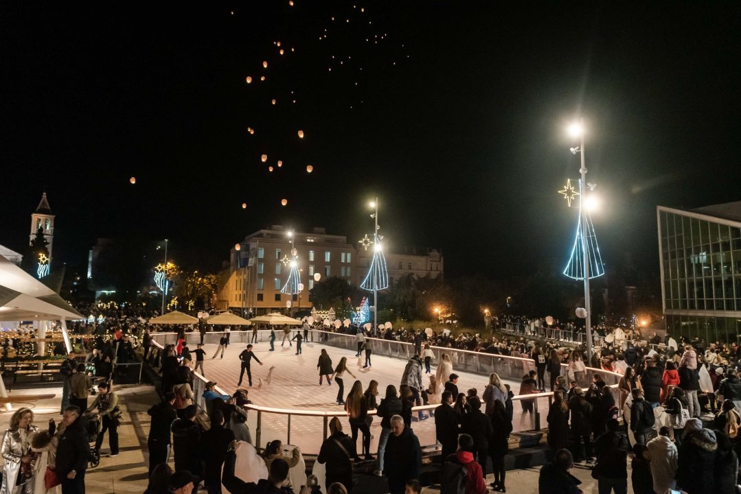 Lampioni  dobrih želja obasjali nebo iznad Šibenika