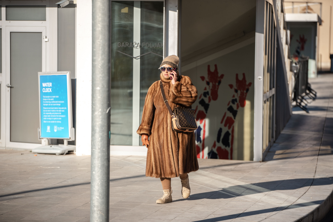 Tople jakne, krzna i kaputi: Evo što se nosi za vrijeme bure u Šibeniku!