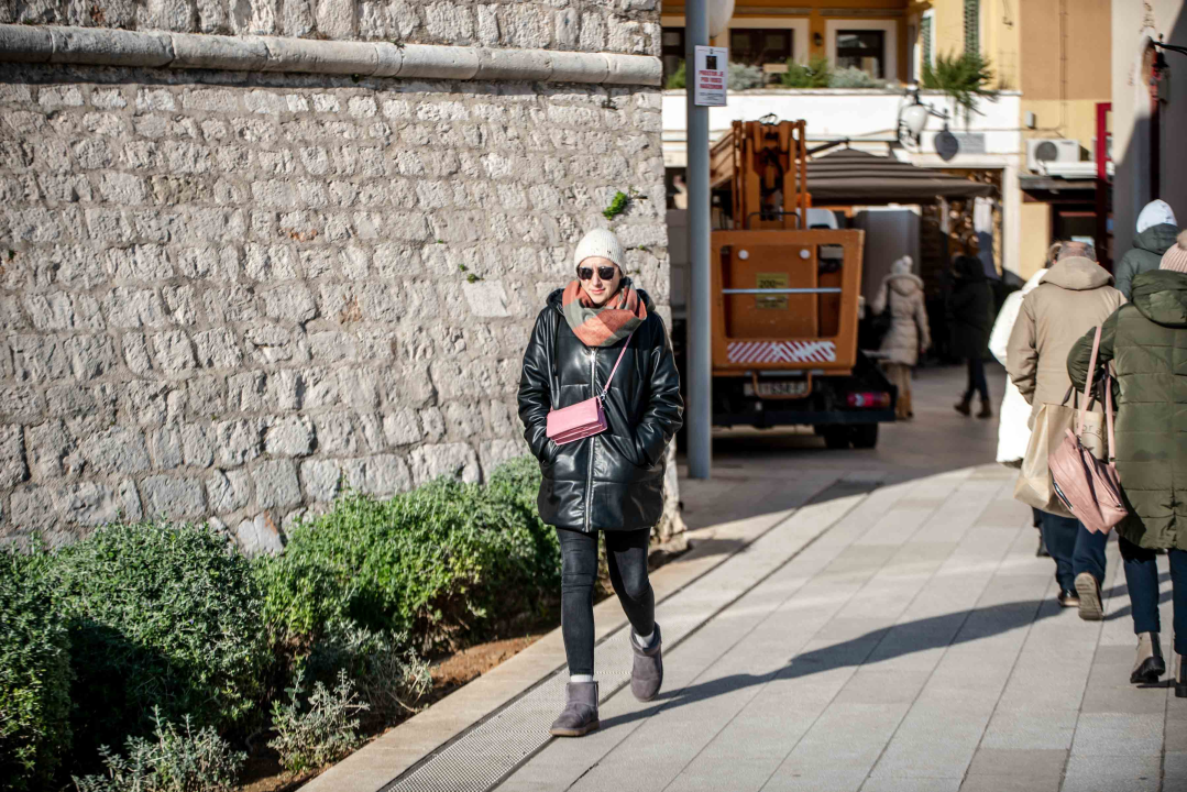 Tople jakne, krzna i kaputi: Evo što se nosi za vrijeme bure u Šibeniku!