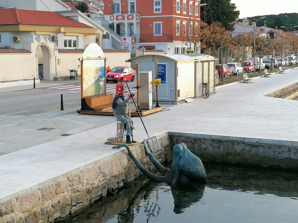 Rak dobio pojačanje: Na hobotnicu koja je napravila invaziju na Tisno obrušile se i maškare