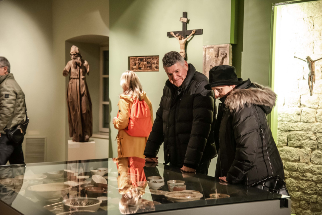 Trčanje, potrage, klape, rock and roll: Noć muzeja u Šibeniku za novu publiku prolazi uz dobar odaziv 