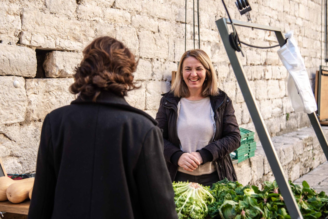 Kristiana je jedina prodavačica na tržnici na Maloj loži: 'Najviše dolaze penzioneri, a mnogima sam i psiholog'