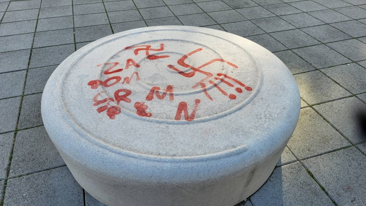 Vandalizam i nacizam na Trgu Dražena Petrovića u Šibeniku
