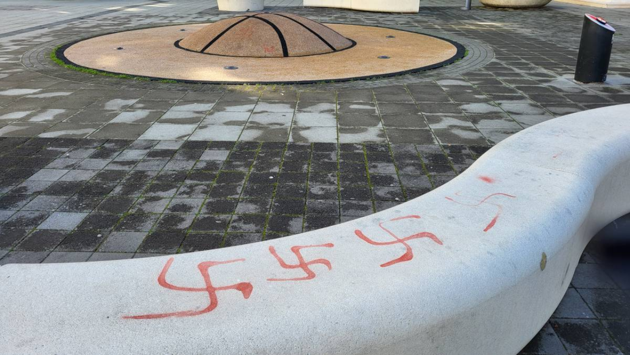 Vandalizam i nacizam na Trgu Dražena Petrovića u Šibeniku
