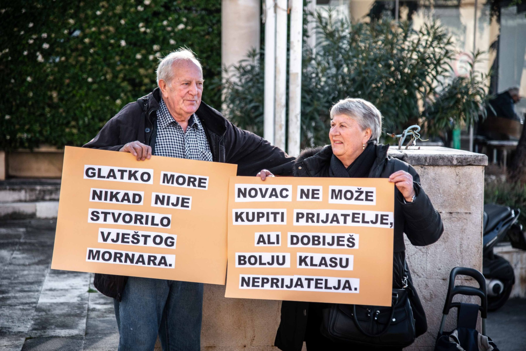 Kaprijani ne odustaju, prosvjedovali ispred gradske uprave: 'Postali smo otok-slučaj radi par usijanih glava'