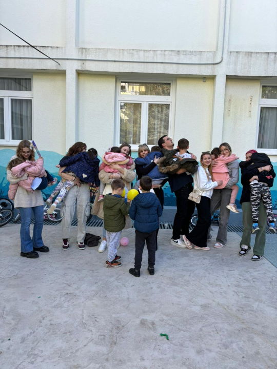 Šibenski gimnazijalci kupili hranilice, igračke i  školski pribor za djecu u domu Maestral