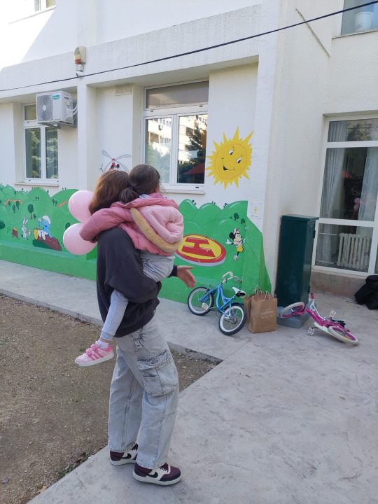 Šibenski gimnazijalci kupili hranilice, igračke i  školski pribor za djecu u domu Maestral