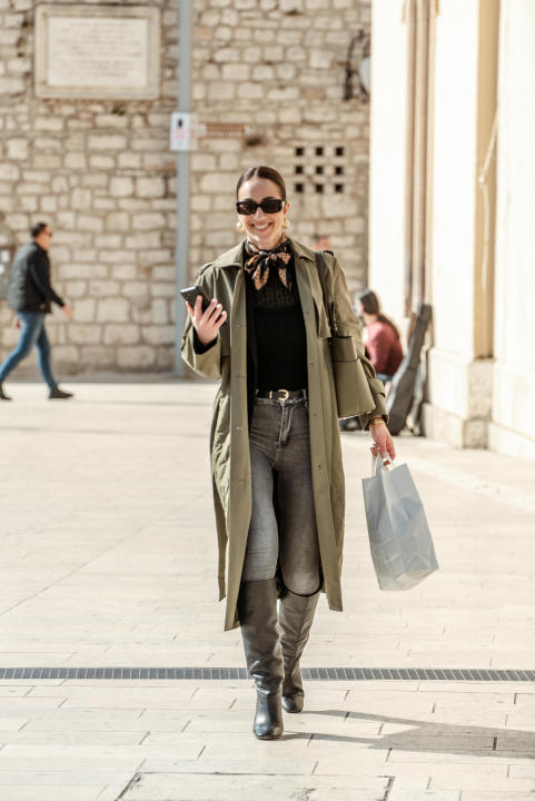 Kombinacije trendi dama iz Đira po gradu koje će vas oduševiti!